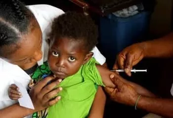 RDC : ALORS QUE LA DISTRIBUTION DES MOUSTIQUAIRES EST EN COURSLe Gouvernement va introduire dans « les tout prochains jours » le vaccin pour en finir avec le paludisme ( Roger Kamba)