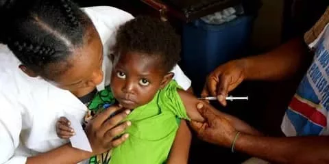 RDC : ALORS QUE LA DISTRIBUTION DES MOUSTIQUAIRES EST EN COURSLe Gouvernement va introduire dans « les tout prochains jours » le vaccin pour en finir avec le paludisme ( Roger Kamba)