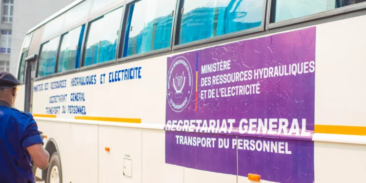 Teddy Lwamba améliore la mobilité des agents de son ministère : à l&rsquo;ordre du jour, la remise de deux bus 