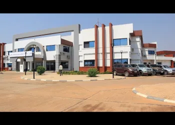 Opération réussie d’extraction d’une balle du crâne d’un garçon de 4 ans : La CNSS, sous Charles Mudiayi, brise la malédiction d’exportation de malades à l’étranger grâce à l’expertise du C.H. F.T.