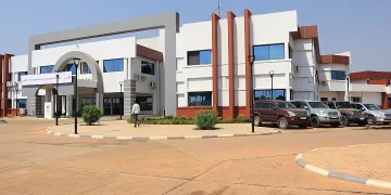 Opération réussie d’extraction d&rsquo;une balle du crâne d’un garçon de 4 ans : La CNSS, sous Charles Mudiayi, brise la malédiction d’exportation de malades à l’étranger grâce à l’expertise du C.H. F.T.