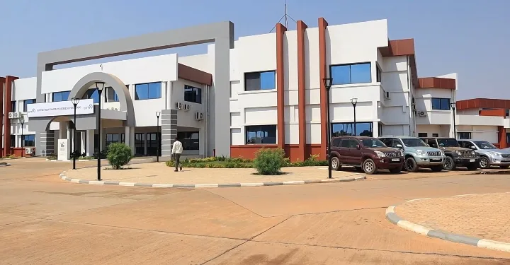 Opération réussie d’extraction d&rsquo;une balle du crâne d’un garçon de 4 ans : La CNSS, sous Charles Mudiayi, brise la malédiction d’exportation de malades à l’étranger grâce à l’expertise du C.H. F.T.
